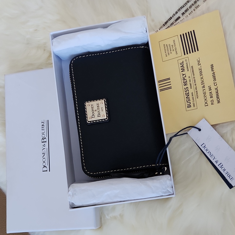 Gorgeous NWT IOB Dooney & Bourke Black Leather 3/4 Zip Wallet 🖤🎁